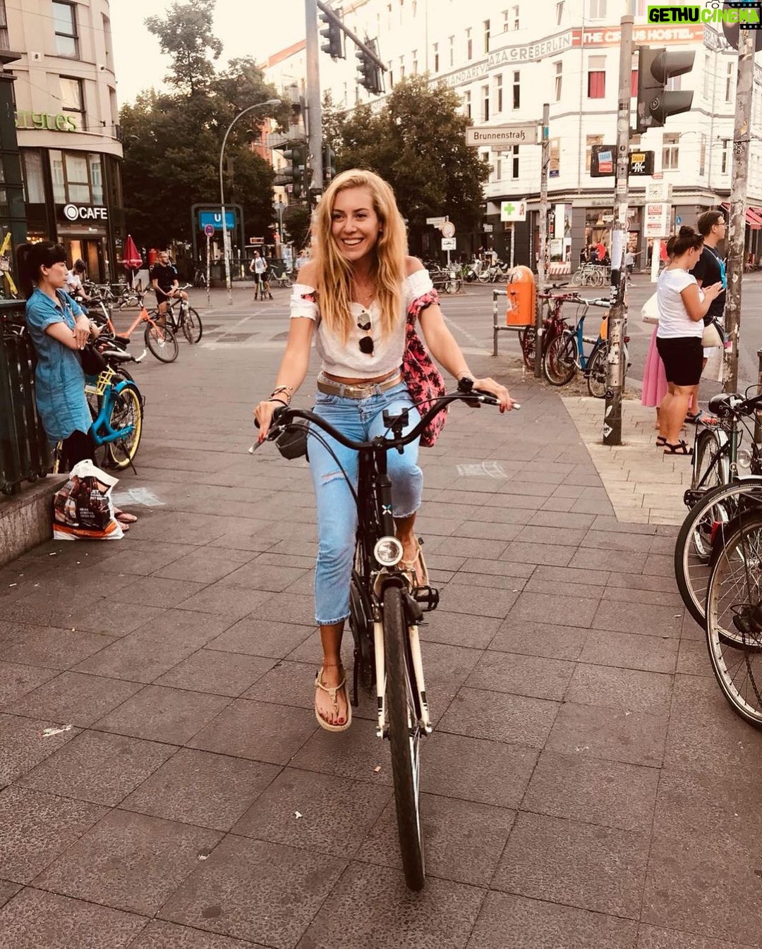 Sinem Kobal Instagram - Güzel günler göreceğiz çocuklar Motorları maviliklere süreceğiz #tb 🌸🙏