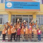 Sinem Kobal Instagram - Çocuklar için @muminsekmanofficial ile tekrar bir araya geldik ve kitabımızı ozellikle istanbul dişinda yaşayan kıtabımıza ulaşamayan hayallerini gerçekleştirmek peşindeki çocuklara gelişim odaklı öğretmenler üzerinden Türkiye Yardım Severler Derneği Kağıthane Şubesi ile ulaştırdık ve 10 kitaptan birini de imzaladık. Gelişen öğrenciler ve geliştiren öğretmenler, dünyayı daha güzel bir yer yapacak. Kendi mucizenizi yaşamanız dileğimle 💫❤️🙏Yaşasın 23 Nisan🥳💃🌸