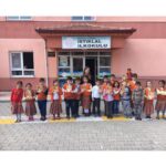 Sinem Kobal Instagram - Çocuklar için @muminsekmanofficial ile tekrar bir araya geldik ve kitabımızı ozellikle istanbul dişinda yaşayan kıtabımıza ulaşamayan hayallerini gerçekleştirmek peşindeki çocuklara gelişim odaklı öğretmenler üzerinden Türkiye Yardım Severler Derneği Kağıthane Şubesi ile ulaştırdık ve 10 kitaptan birini de imzaladık. Gelişen öğrenciler ve geliştiren öğretmenler, dünyayı daha güzel bir yer yapacak. Kendi mucizenizi yaşamanız dileğimle 💫❤️🙏Yaşasın 23 Nisan🥳💃🌸