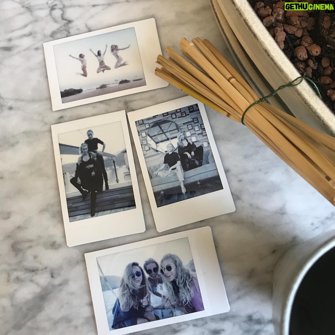 Sinem Kobal Instagram - Bugun benım kıymetlım dogmus 🌸❤️ @burcinterzioglu love u ❣️#sisters