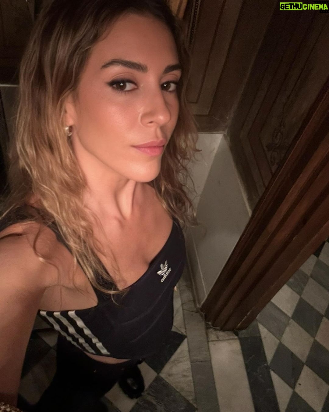 Sinem Kobal Instagram - Galeri gezmesi 💃🦋🤙 #dumplinglove