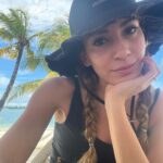Sinem Kobal Instagram - 🌴👒🦀☺️