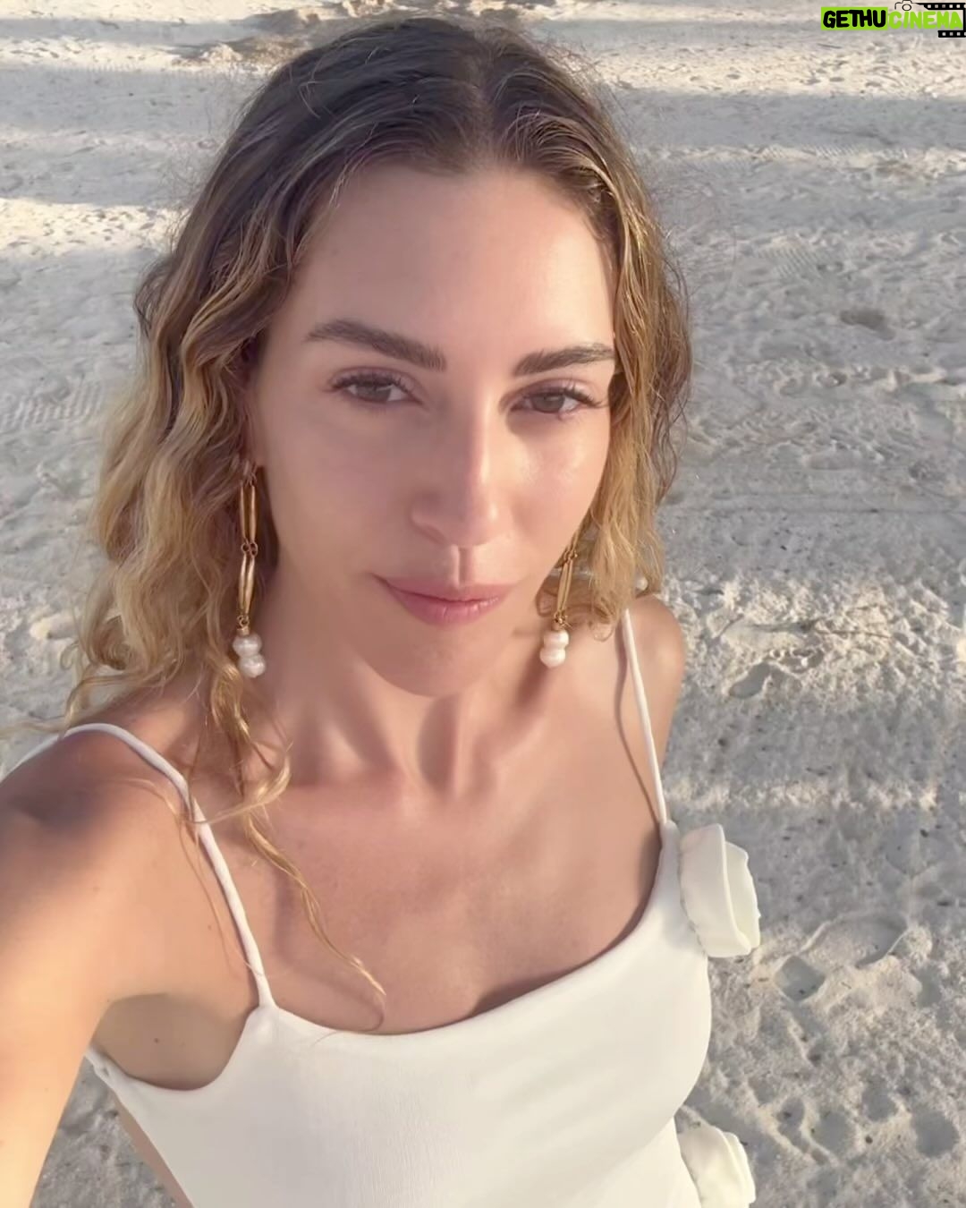 Sinem Kobal Instagram - Yaz kızları 💌🐚🫵 One&Only Le Saint Géran
