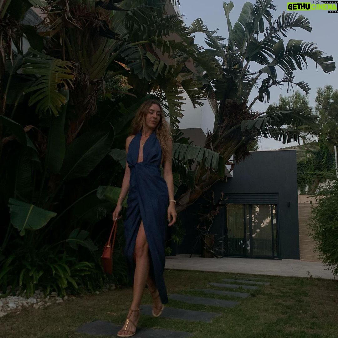 Sinem Kobal Instagram - Galerimde gezelim biraz 🐞🫠