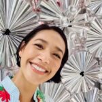 Siraphan Wattanajinda Instagram - Check in แบบสวยใส่ใจโลก กับ Eternal Bloom . ที่นำวัสดุ Upcycling อย่างกระป๋องอลูมิเนียมที่ไม่ผ่านมาตรฐานคุณภาพการผลิต ถ่ายทอดออกมาเป็น Floral Waterfall ดอกโบตั๋น และกระป๋องอลูมิเนียมเหล่านี้จะถูกนำไปรีไซเคิลให้เป็นกระป๋องใบใหม่ เปรียบเสมือนดอกไม้ที่ยังสามารถผลิบานได้อย่างไม่รู้จบ . ถ่ายแบบสวยๆ ได้ที่ ศูนย์การค้า Central Embassy ตั้งแต่วันนี้ ถึง 6 พ.ย. 2565 นี้กันนะคะ 💚🥰 . @centralembassy #EternalBloom #Central75thAnniversary #CentralEmbassy