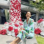 Siraphan Wattanajinda Instagram - สวย แบบ ใส่ใจ …. หมายถึงงาน Installation นี้นะจ๊ะ ☺️💚 . มุมสวยๆที่เห็นนี้นะคะ สวยตั้งแต่ความคิดเริ่มต้นเลยค่ะ ที่อยากเป็นส่วนหนึ่งของการลดปัญหาขยะล้นโลกอย่างยืน โดยการนำวัสดุ Upcycling อย่างกระป๋องอลูมิเนียม ที่ไม่ผ่านมาตรฐานคุณภาพการผลิต ถ่ายทอดออกมาเป็น Floral Waterfall ดอกโบตั๋น และกระป๋องอลูมิเนียมเหล่านี้จะถูกนำไปรีไซเคิลให้เป็นกระป๋องใบใหม่ เปรียบดอกไม้ที่ยังสามารถผลิบานได้อย่างไม่รู้จบ . มาถ่ายรูปสวยๆ 🥰📸 กับ Eternal Bloom ที่ตั้งใจตกแต่งให้สวยแบบใส่ใจโลก และเพื่อการเฉลิมฉลองครบรอบ 75 ปีของ Central Department Store ได้ตั้งแต่วันนี้ ถึง 6 พ.ย. 2565 ณ ศูนย์การค้า Central Embassy กันนะคะ . @centralembassy #EternalBloom #Central75thAnniversary #CentralEmbassy