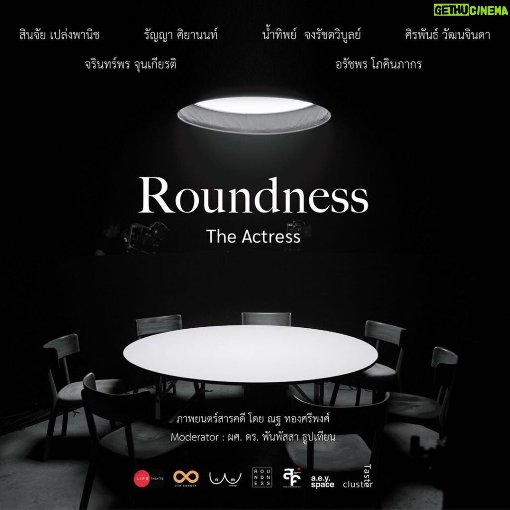 Siraphan Wattanajinda Instagram - 🎥 Roundness ; The Actress รอบปฐมทัศน์ (Q&A) 👉ในงานเทศกาลภาพยนตร์โลกแห่งกรุงเทพ ครั้งที่ 15 (The 15th World Film Festival of Bangkok at SF World Cinema, centralwOrld, Bangkok) . ⏰เสาร์ 3 ธันวาคม 2565 รอบ 17.00 น. 🍿 ณ โรงภาพยนตร์เอส เอฟ เวิลด์ ซีเนม่า ศูนย์การค้าเซ็นทรัลเวิลด์ . 🎥 Roundness ; The Actress (93 นาที) ประเภท : ภาพยนตร์สารคดี ภาษา : ไทย (คำบรรยายอังกฤษ) ผู้กำกับ : ณฐ ทองศรีพงศ์ Moderator : ผศ. ดร. พันพัสสา ธูปเทียน นักแสดง : สินจัย เปล่งพานิช, รัญญา ศิยานนท์, น้ำทิพย์ จงรัชตวิบูลย์, ศิรพันธ์ วัฒนจินดา, จรินทร์พร จุนเกียรติ และ อรัชพร โภคินภากร . ✨ Life Theatre/ ETH CONNEX/ nomdesign/ Taste Cluster/ โรงเรียนสังเคราะห์แสง และ a.e.y.space . #roundness #WorldFilmBangkok #WorldFilmFestivalofBangkok #SFcinema ++++++++++++++++++++++++++++++++++++++ 🎥Roundness ; The Actress The Premiere (Q&A) 👉At The 15th World Film Festival of Bangkok at SF World Cinema, centralwOrld, Bangkok ⏰Saturday 3 December 2022 at 5 pm 🍿 at SF World Cinema, CentralWorld, Bangkok . 🎥Roundness ; The Actress (93 min) Genre: Documentary Language: Thai (English subtitile) Director: Noth Thongsriphong Moderator : Assistant Professor/PhD Bhanbhassa Dhubthien Cast: Sinjai Plengpanich, Ranya Siyanon, Namthip Jongrachatawiboon, Siraphun Wattanajinda, Jarinporn Joonkiat and Arachaporn Pokinpakorn ✨ Life Theatre/ ETH CONNEX / nomdesign/ Taste Cluster/ โรงเรียนสังเคราะห์แสง:School of Photographic Arts and a.e.y.space #roundness #WorldFilmBangkok #WorldFilmFestivalofBangkok #SFcinema