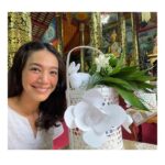 Siraphan Wattanajinda Instagram - ยายจ๋า … สังฆทานหนูสวยไหมคะ ☺️ . สังฆทานของหนูที่ตั้งใจทำมาให้คุณยายถวายช่วงปีใหม่ เราก็ไม่ได้ถวายกัน รอจะถวายด้วยกันช่วงสงกรานต์ คุณยายก็ไม่อยู่รอเจอหนูเลย . วันนี้ หนูเลยนำมาถวาย ทำบุญครบรอบ 100 วันให้คุณยายแทน สวยเลยยยย 😊 ตุ๊เจ้ายังชมเลยเลย ว่าสังฆทานสวย น้ำยาทำความสะอาดของใช้ข้างในก็ดี เคยนำไปถวายให้ท่านก่อนหน้านี้ แล้วท่านให้นำไปถูศาลา ท่านว่าหอมสดชื่นดี เวลาคนมาทำบุญก็รู้สึกเบิกบาน หนูว่าถ้ายายได้ยิน ยายต้องพูดว่า “ สาธุเจ้าาาาาา “ พร้อมยิ้มกว้างๆแน่ๆเลย . หนูคิดถึงยายนะคะ 😊 Chiang Mai, Thailand
