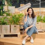 Siraphan Wattanajinda Instagram - ต้อนรับวันสิ่งแวดล้อมโลกในวันที่ 5 มิ.ย.65 นี้ ห้างเซ็นทรัล และห้างโรบินสัน ร่วมกับกรมป่าไม้ จัดแคมเปญ #CentralRobinsonLovetheEarth #OnlyOneEarth ชวนทุกคนมาเพิ่มพื้นที่สีเขียวในทุกภูมิภาคของประเทศ​ แบบง่ายๆกันค่ะ … นั่นคือไปรับกล้าไม้ หรือเมล็ดพันธุ์แล้วนำกลับมาปลูกกันค่าาา💚🌍 . 🌱รับกล้าไม้ฟรี! ทุกวันศุกร์-เสาร์-อาทิตย์ ตลอดเดือนมิ.ย. 65 ที่ห้างเซ็นทรัล / ห้างโรบินสัน 10 สาขาใกล้บ้านของคุณ 📍 ห้างเซ็นทรัล สาขาเซ็นทรัล แอท เซ็นทรัลเวิลด์ , พัทยา บีช, เฟสติวัล เชียงใหม่, ขอนแก่น, เฟสติวัล หาดใหญ่ และห้างโรบินสัน สาขาพระราม 9, บ้านฉาง (ระยอง), เชียงราย, อุบลราชธานี และนครศรีธรรมราช 2 ✨💚 และพิเศษ ในวันที่ 5 มิ.ย. 65 รับฟรีเมล็ดพันธุ์ในซองดีไซน์น่ารัก เพียงแสดงใบเสร็จ ที่ห้างเซ็นทรัล และโรบินสันทุกสาขา (*จำนวนจำกัด) . จะไปรับกล้าไม้/เมล็ดพันธุ์ หรือช้อปไม่รับถุง และสนับสนุนสินค้าที่ผลิตจากวัสดุธรรมชาติที่ห้างเซ็นทรัล และห้างโรบินสันทุกสาขา ก็ดีกับโลกทั้งนั้นเลยเจ้า #CentralRetail #CentralDepartmentStore #RobinsonDepartmentStore