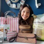 Siraphan Wattanajinda Instagram - อยู่ดี กินดี ใช้ดี และก็ยิ้มไปด้วยกัน 😊 นุ่นว่าจะเลือกของกิน ของใช้ในชีวิตประจำวันทั้งที เราก็ควรเลือกสิ่งที่ดี มีประโยชน์ทั้งต่อตัวเรา และตอบความเป็นเราได้มากที่สุด และน่าจะดีกว่าไหมคะ ถ้าสิ่งที่นั้นจะสามารถส่งต่อความดีให้สังคมและสิ่งแวดล้อมไปด้วย อยากชวนมาลองเลือกช้อปสินค้าเข้าบ้าน หรือสินค้าเกร๋ๆ ที่จะทำให้ยิ้มไปด้วยกันค่ะ อยู่บ้านก็ช้อปได้ . อย่างนุ่นเลือกทานข้าวกล้องสันป่าตอง ตราขันทอง จากร้าน thamturakit . ตามด้วยขนมจิบน้ำชายามบ่าย ด้วยคุกกี้อร่อยๆจาก Giftset ดอยตุง ชุดกระเป๋าของขวัญ จากร้าน doitung_official . และเลือกของให้เข้ากับ lifestyle กับกระเป๋าสานเสื่อกระจูดทั้งแบบทรงกลม และแบบครัช เผื่อไปทำงานหรือออกไปเที่ยวกับสามี จากร้าน Kajood Shop . มันดีย์ ทั้งของก็ดีและราคาก็ดีงาม เพราะตอนนี้ ก.ล.ต ครบรอบ 30 ปี จับมือ สสว. ชวนช้อป ชวนใช้ สินค้าดีมีคุณภาพ ทั้งอาหาร ของใช้ เสื้อผ้า สินค้าเพื่อสังคมและสินค้าเพื่อสิ่งแวดล้อม กว่า 300 ร้านค้า บน Shopee พร้อมโค้ดส่วนลด 15% วันนี้ - 14 มิ.ย. 2565 ไปช้อปกันเลยที่ Shopee.co.th/sec #กลต #สสว #SEC #OSMEP #ชวนช้อปชวนใช้ #shopee #โค้ดส่วนลด #ช้อปปิ้งออนไลน์ #shopping #ครบรอบ30ปีกลต #onlinemarketplace