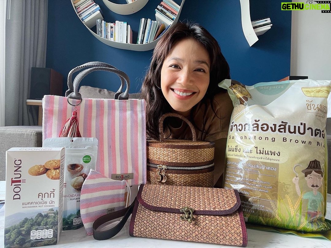 Siraphan Wattanajinda Instagram - อยู่ดี กินดี ใช้ดี และก็ยิ้มไปด้วยกัน 😊 นุ่นว่าจะเลือกของกิน ของใช้ในชีวิตประจำวันทั้งที เราก็ควรเลือกสิ่งที่ดี มีประโยชน์ทั้งต่อตัวเรา และตอบความเป็นเราได้มากที่สุด และน่าจะดีกว่าไหมคะ ถ้าสิ่งที่นั้นจะสามารถส่งต่อความดีให้สังคมและสิ่งแวดล้อมไปด้วย อยากชวนมาลองเลือกช้อปสินค้าเข้าบ้าน หรือสินค้าเกร๋ๆ ที่จะทำให้ยิ้มไปด้วยกันค่ะ อยู่บ้านก็ช้อปได้ . อย่างนุ่นเลือกทานข้าวกล้องสันป่าตอง ตราขันทอง จากร้าน thamturakit . ตามด้วยขนมจิบน้ำชายามบ่าย ด้วยคุกกี้อร่อยๆจาก Giftset ดอยตุง ชุดกระเป๋าของขวัญ จากร้าน doitung_official . และเลือกของให้เข้ากับ lifestyle กับกระเป๋าสานเสื่อกระจูดทั้งแบบทรงกลม และแบบครัช เผื่อไปทำงานหรือออกไปเที่ยวกับสามี จากร้าน Kajood Shop . มันดีย์ ทั้งของก็ดีและราคาก็ดีงาม เพราะตอนนี้ ก.ล.ต ครบรอบ 30 ปี จับมือ สสว. ชวนช้อป ชวนใช้ สินค้าดีมีคุณภาพ ทั้งอาหาร ของใช้ เสื้อผ้า สินค้าเพื่อสังคมและสินค้าเพื่อสิ่งแวดล้อม กว่า 300 ร้านค้า บน Shopee พร้อมโค้ดส่วนลด 15% วันนี้ - 14 มิ.ย. 2565 ไปช้อปกันเลยที่ Shopee.co.th/sec #กลต #สสว #SEC #OSMEP #ชวนช้อปชวนใช้ #shopee #โค้ดส่วนลด #ช้อปปิ้งออนไลน์ #shopping #ครบรอบ30ปีกลต #onlinemarketplace