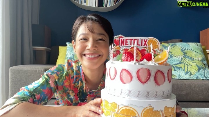 Siraphan Wattanajinda Instagram - ขอบคุณ @netflixth มากๆนะคะที่ส่งของมาอวยพรวันเกิดให้นุ่น 🥰🙏 . ปล. โปรดมาชม One for the road ที่ Netflix กันนะคะ ของเค้าดีจริงจริงงงงงงง 🤟😊