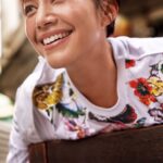 Siraphan Wattanajinda Instagram - สวย รักษ์โลก … หมายถึงเสื้อน้าาา 🥰 . กับก้าวสำคัญของแบรนด์ เธียร์เตอร์ ในการขับเคลื่อนวงการแฟชั่น ควบคู่ไปกับความยั่งยืน และลดผลกระทบต่อสิ่งแวดล้อม . โดยกระบวนการในการทำงาน ผลิต collection นี้ จาก แนวความคิด แบบ Slow fashion/ reuse/ recycle/ up cycle และเน้นงาน craft ซึ่งเป็น เอกลักษณ์สำคัญคู่กับแบรนด์มายาวนาน . เสื้อยืดนี้ถูกจัดทำขึ้นจากผ้าฝ้ายพิมพ์ด้วยเทคนิค silkscreen แบบทำมือ (แบบดั้งเดิม) 10สี มีจำนวนจำกัด เพียง 100 ตัว และมีหมายเลขกำกับ ( run number ) รายได้หลังหักค่าใช้จ่าย จะนำไปมอบให้ สถานสงเคราะห์ เพื่อช่วยเหลือ เด็กและเยาวชน ที่ประสบปัญหารุนแรง ตามแนวชายแดน และได้มาพักพิงฟื้นฟูสภาพจิตใจและร่างกาย ที่ สถานสงเคราะห์เด็ก Life Impact อำเภอแม่สอด จังหวัดตาก . แวะมาร่วมงานชมคอลเลคชั่น และร่วมทำการกุศลได้ ที่ @iconcraft_th @iconsiam ตั้งแต่ วันที่ ถึง 15 พฤษภาคม นี้ได้นะคะ 😊 . @theatrebangkok #theatrebangkok #sustainable @jjom_theatre @art_arya @natprakobsantisuk