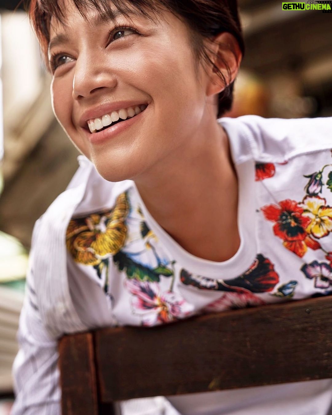 Siraphan Wattanajinda Instagram - สวย รักษ์โลก … หมายถึงเสื้อน้าาา 🥰 . กับก้าวสำคัญของแบรนด์ เธียร์เตอร์ ในการขับเคลื่อนวงการแฟชั่น ควบคู่ไปกับความยั่งยืน และลดผลกระทบต่อสิ่งแวดล้อม . โดยกระบวนการในการทำงาน ผลิต collection นี้ จาก แนวความคิด แบบ Slow fashion/ reuse/ recycle/ up cycle และเน้นงาน craft ซึ่งเป็น เอกลักษณ์สำคัญคู่กับแบรนด์มายาวนาน . เสื้อยืดนี้ถูกจัดทำขึ้นจากผ้าฝ้ายพิมพ์ด้วยเทคนิค silkscreen แบบทำมือ (แบบดั้งเดิม) 10สี มีจำนวนจำกัด เพียง 100 ตัว และมีหมายเลขกำกับ ( run number ) รายได้หลังหักค่าใช้จ่าย จะนำไปมอบให้ สถานสงเคราะห์ เพื่อช่วยเหลือ เด็กและเยาวชน ที่ประสบปัญหารุนแรง ตามแนวชายแดน และได้มาพักพิงฟื้นฟูสภาพจิตใจและร่างกาย ที่ สถานสงเคราะห์เด็ก Life Impact อำเภอแม่สอด จังหวัดตาก . แวะมาร่วมงานชมคอลเลคชั่น และร่วมทำการกุศลได้ ที่ @iconcraft_th @iconsiam ตั้งแต่ วันที่ ถึง 15 พฤษภาคม นี้ได้นะคะ 😊 . @theatrebangkok #theatrebangkok #sustainable @jjom_theatre @art_arya @natprakobsantisuk