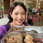 Siraphan Wattanajinda Instagram – ออกกองวันแรก 
.
ข้าวกอง คือดีย์ต่อโลกสุด 💚
.
พลาสติก ลดใช้ได้ง่ายกว่าที่เราคิด 
.
@ecolifeapp