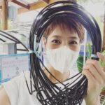 Siraphan Wattanajinda Instagram – ลวด-พระ-ทำ 🙏😊 สิ่งศักดิ์สิทธิ์ที่ควรมีติดไว้ประจำบ้าน
.
เพียงแค่ > ล้างถุงพลาสติก > เอาลวด-พระ-ทำ มาร้อยไว้เป็นพวงๆ > ตากให้แห้ง > แค่นี้ก็ช่วยลดขยะพลาสติกที่จะถูกเอาฝังในบ่อขยะ > ให้เค้าได้เข้าสู่กระบวนการจัดการในวิธีที่เหมาะสม 
.
ใครอยากมาบริจาค ก็ส่งมาที่วัดได้นะคะ พลาสติกบางประเภท จะถูกนำไป recycle เพื่อทำเป็นผ้าไตรจีวร หรือผ้าอื่นๆได้
.
หรือใครใกล้จุด drop point หรือจุดคืนขยะพลาสติก ก็หิ้วพวงนี้ไป นุ่นว่าก็สะดวกดีนะคะ 
.
วัดนี้ดี กราบบบ 🙏😊
.
ปล. ลวด-พระ-ทำ ทำมาจากขยะที่เป็นสายสัญญาณ ค่ะ วัดจากแดง