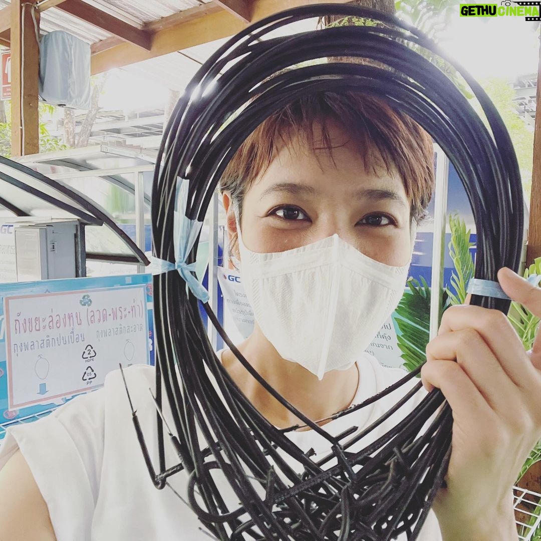 Siraphan Wattanajinda Instagram - ลวด-พระ-ทำ 🙏😊 สิ่งศักดิ์สิทธิ์ที่ควรมีติดไว้ประจำบ้าน . เพียงแค่ > ล้างถุงพลาสติก > เอาลวด-พระ-ทำ มาร้อยไว้เป็นพวงๆ > ตากให้แห้ง > แค่นี้ก็ช่วยลดขยะพลาสติกที่จะถูกเอาฝังในบ่อขยะ > ให้เค้าได้เข้าสู่กระบวนการจัดการในวิธีที่เหมาะสม . ใครอยากมาบริจาค ก็ส่งมาที่วัดได้นะคะ พลาสติกบางประเภท จะถูกนำไป recycle เพื่อทำเป็นผ้าไตรจีวร หรือผ้าอื่นๆได้ . หรือใครใกล้จุด drop point หรือจุดคืนขยะพลาสติก ก็หิ้วพวงนี้ไป นุ่นว่าก็สะดวกดีนะคะ . วัดนี้ดี กราบบบ 🙏😊 . ปล. ลวด-พระ-ทำ ทำมาจากขยะที่เป็นสายสัญญาณ ค่ะ วัดจากแดง