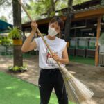 Siraphan Wattanajinda Instagram – ไม้กวาดแสนดี 💚
.
ดีต่อวัด… ลานวัดสะอาด น่าเดิน น่ามอง แถมเป็นหนึ่งในอุปกรณ์ในการฝึกสมาธิได้ด้วย 
.
ดีต่อโลก… ทำมาจากหลอดพลาสติกดูดน้ำ reuse  และยืดอายุการใช้งานให้นานขึ้นอีกหน่อย ก่อนจะส่งกลับสู่การ recycle 
.
ดีต่อชุมชน… สนับสนุนการมีรายได้เสริม ให้กับลุงป้าน้าอาในชุมชนให้มีเพิ่มขึ้น 
.
ดีต่อใจ ทั้งคนทำ คนใช้ คนรักษ์โลกเจ้า
.
วัดนี้ดี กราบบบบ 🙏😊 วัดจากแดง