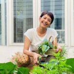 Siraphan Wattanajinda Instagram – วิถี ECO แบบดีต่อใจ 💚🍀🥰 
ใครบอกว่าจะ ECO ได้ต้องหิ้วถุงผ้า กับพกกระบอกน้ำเท่านั้น  จริงๆเรื่องราวรอบตัวเราก็สามารถทำให้มัน GO GREEN Together เป็นมิตรทั้งกับสิ่งแวดล้อม และกับใจเราได้เสมอๆ 
.
เช่นอยากเป็นนักปลูก ปลูกเลยค่าา แม้ว่าใครจะว่าเรามือร้อน  จงมั่น ( และหมั่น ) ปลูกต่อไป  ต้องมีสักต้นล่ะนะที่เขียวสดงดงาม ให้เรามองคลายเครียด ให้ออกซิเจนดีๆ หรือให้เรากินแบบอร่อย&สุขภาพดี
.
หรืออยากแต่งบ้านให้สวย จะใช้เศษวัสดุเหลือใช้เอากลับมาชุบชีวิต reuseให้กลายเป็นของแต่งบ้านสวยๆ ก็ย่อมได้ ก็หรือจะไปให้สุดกว่านั้น ให้บ้านประหยัดพลังงานไปโลด ติด solar cell ทั้งหลังคาก็ย่อมได้
.
หลายๆอย่าง เอาแบบที่พอดีๆกับที่เราชอบ น่าจะเป็นการเริ่มต้นวิถี ECO ที่ไม่ยากเกินไป ยิ่งถ้าเราทำ ครอบครัวเราทำ เพื่อนเราทำ เพื่อบ้านเราทำ ยิ่งเป็น Ecosystem ที่ดีไปด้วยกัน 
.
อีกหนึ่งเรื่องราวดีๆที่นุ่นอยากแนะนำให้รู้จักคือโครงการ GO GREEN Together ของธนาคารกสิกรไทย ที่เค้าอยากชวนทุกคนมาใช้ชีวิตหรือทำธุรกิจให้เป็นมิตรกับสิ่งแวดล้อม ซึ่งเค้าไม่ได้มาเล่นๆแค่สนับสนุนแนวความคิดเฉยๆนะคะ แต่เค้าลงมือเปลี่ยนแปลงหลายอย่างในองค์กรไปแล้ว และตอนนี้ก็ออกแคมเปญสินเชื่อ GREEN ZERO มาเพื่อสนับสนุนให้พวกเรามีไลฟ์สไตล์ตามวิถี ECO ได้ง่ายขึ้น ไม่ว่าจะเป็นสินเชื่อรถ EV สินเชื่อบ้าน ธุรกิจประหยัดพลังงาน หรือแม้แต่ธุรกิจที่อยากติดโซลาร์เซลล์ก็มี  นุ่นว่านี่เป็นธนาคารแรกที่ตั้งใจสร้าง Green Ecosystem ให้เกิดขึ้นได้จริงในไทย  แคมเปญนี้เป็นเพียงก้าวแรกของความตั้งใจดีๆที่ KBank จะทำเพื่อรักษาโลกของเรา
.
ใครสนใจอยากร่วมรักษ์สิ่งแวดล้อมก็สามารถสมัครได้ที่ ธ.กสิกรไทยทุกสาขา ตั้งแต่วันนี้ – 30 มิ.ย. หรือโทรสอบถามรายละเอียดที่ K Contact Center 02-8888888 นะคะ เผื่อว่าหลายๆความฝันของเราอาจเริ่มต้นได้จริงที่นี่ 💚🍀
.
#KBank  #GoGreenTogether #GreenZero
