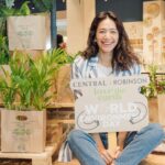 Siraphan Wattanajinda Instagram - ต้อนรับวันสิ่งแวดล้อมโลกในวันที่ 5 มิ.ย.65 นี้ ห้างเซ็นทรัล และห้างโรบินสัน ร่วมกับกรมป่าไม้ จัดแคมเปญ #CentralRobinsonLovetheEarth #OnlyOneEarth ชวนทุกคนมาเพิ่มพื้นที่สีเขียวในทุกภูมิภาคของประเทศ​ แบบง่ายๆกันค่ะ … นั่นคือไปรับกล้าไม้ หรือเมล็ดพันธุ์แล้วนำกลับมาปลูกกันค่าาา💚🌍 . 🌱รับกล้าไม้ฟรี! ทุกวันศุกร์-เสาร์-อาทิตย์ ตลอดเดือนมิ.ย. 65 ที่ห้างเซ็นทรัล / ห้างโรบินสัน 10 สาขาใกล้บ้านของคุณ 📍 ห้างเซ็นทรัล สาขาเซ็นทรัล แอท เซ็นทรัลเวิลด์ , พัทยา บีช, เฟสติวัล เชียงใหม่, ขอนแก่น, เฟสติวัล หาดใหญ่ และห้างโรบินสัน สาขาพระราม 9, บ้านฉาง (ระยอง), เชียงราย, อุบลราชธานี และนครศรีธรรมราช 2 ✨💚 และพิเศษ ในวันที่ 5 มิ.ย. 65 รับฟรีเมล็ดพันธุ์ในซองดีไซน์น่ารัก เพียงแสดงใบเสร็จ ที่ห้างเซ็นทรัล และโรบินสันทุกสาขา (*จำนวนจำกัด) . จะไปรับกล้าไม้/เมล็ดพันธุ์ หรือช้อปไม่รับถุง และสนับสนุนสินค้าที่ผลิตจากวัสดุธรรมชาติที่ห้างเซ็นทรัล และห้างโรบินสันทุกสาขา ก็ดีกับโลกทั้งนั้นเลยเจ้า #CentralRetail #CentralDepartmentStore #RobinsonDepartmentStore