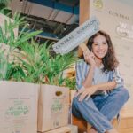 Siraphan Wattanajinda Instagram - ต้อนรับวันสิ่งแวดล้อมโลกในวันที่ 5 มิ.ย.65 นี้ ห้างเซ็นทรัล และห้างโรบินสัน ร่วมกับกรมป่าไม้ จัดแคมเปญ #CentralRobinsonLovetheEarth #OnlyOneEarth ชวนทุกคนมาเพิ่มพื้นที่สีเขียวในทุกภูมิภาคของประเทศ​ แบบง่ายๆกันค่ะ … นั่นคือไปรับกล้าไม้ หรือเมล็ดพันธุ์แล้วนำกลับมาปลูกกันค่าาา💚🌍 . 🌱รับกล้าไม้ฟรี! ทุกวันศุกร์-เสาร์-อาทิตย์ ตลอดเดือนมิ.ย. 65 ที่ห้างเซ็นทรัล / ห้างโรบินสัน 10 สาขาใกล้บ้านของคุณ 📍 ห้างเซ็นทรัล สาขาเซ็นทรัล แอท เซ็นทรัลเวิลด์ , พัทยา บีช, เฟสติวัล เชียงใหม่, ขอนแก่น, เฟสติวัล หาดใหญ่ และห้างโรบินสัน สาขาพระราม 9, บ้านฉาง (ระยอง), เชียงราย, อุบลราชธานี และนครศรีธรรมราช 2 ✨💚 และพิเศษ ในวันที่ 5 มิ.ย. 65 รับฟรีเมล็ดพันธุ์ในซองดีไซน์น่ารัก เพียงแสดงใบเสร็จ ที่ห้างเซ็นทรัล และโรบินสันทุกสาขา (*จำนวนจำกัด) . จะไปรับกล้าไม้/เมล็ดพันธุ์ หรือช้อปไม่รับถุง และสนับสนุนสินค้าที่ผลิตจากวัสดุธรรมชาติที่ห้างเซ็นทรัล และห้างโรบินสันทุกสาขา ก็ดีกับโลกทั้งนั้นเลยเจ้า #CentralRetail #CentralDepartmentStore #RobinsonDepartmentStore