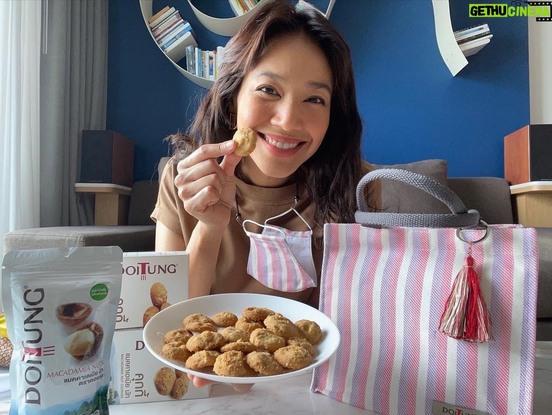 Siraphan Wattanajinda Instagram - อยู่ดี กินดี ใช้ดี และก็ยิ้มไปด้วยกัน 😊 นุ่นว่าจะเลือกของกิน ของใช้ในชีวิตประจำวันทั้งที เราก็ควรเลือกสิ่งที่ดี มีประโยชน์ทั้งต่อตัวเรา และตอบความเป็นเราได้มากที่สุด และน่าจะดีกว่าไหมคะ ถ้าสิ่งที่นั้นจะสามารถส่งต่อความดีให้สังคมและสิ่งแวดล้อมไปด้วย อยากชวนมาลองเลือกช้อปสินค้าเข้าบ้าน หรือสินค้าเกร๋ๆ ที่จะทำให้ยิ้มไปด้วยกันค่ะ อยู่บ้านก็ช้อปได้ . อย่างนุ่นเลือกทานข้าวกล้องสันป่าตอง ตราขันทอง จากร้าน thamturakit . ตามด้วยขนมจิบน้ำชายามบ่าย ด้วยคุกกี้อร่อยๆจาก Giftset ดอยตุง ชุดกระเป๋าของขวัญ จากร้าน doitung_official . และเลือกของให้เข้ากับ lifestyle กับกระเป๋าสานเสื่อกระจูดทั้งแบบทรงกลม และแบบครัช เผื่อไปทำงานหรือออกไปเที่ยวกับสามี จากร้าน Kajood Shop . มันดีย์ ทั้งของก็ดีและราคาก็ดีงาม เพราะตอนนี้ ก.ล.ต ครบรอบ 30 ปี จับมือ สสว. ชวนช้อป ชวนใช้ สินค้าดีมีคุณภาพ ทั้งอาหาร ของใช้ เสื้อผ้า สินค้าเพื่อสังคมและสินค้าเพื่อสิ่งแวดล้อม กว่า 300 ร้านค้า บน Shopee พร้อมโค้ดส่วนลด 15% วันนี้ - 14 มิ.ย. 2565 ไปช้อปกันเลยที่ Shopee.co.th/sec #กลต #สสว #SEC #OSMEP #ชวนช้อปชวนใช้ #shopee #โค้ดส่วนลด #ช้อปปิ้งออนไลน์ #shopping #ครบรอบ30ปีกลต #onlinemarketplace