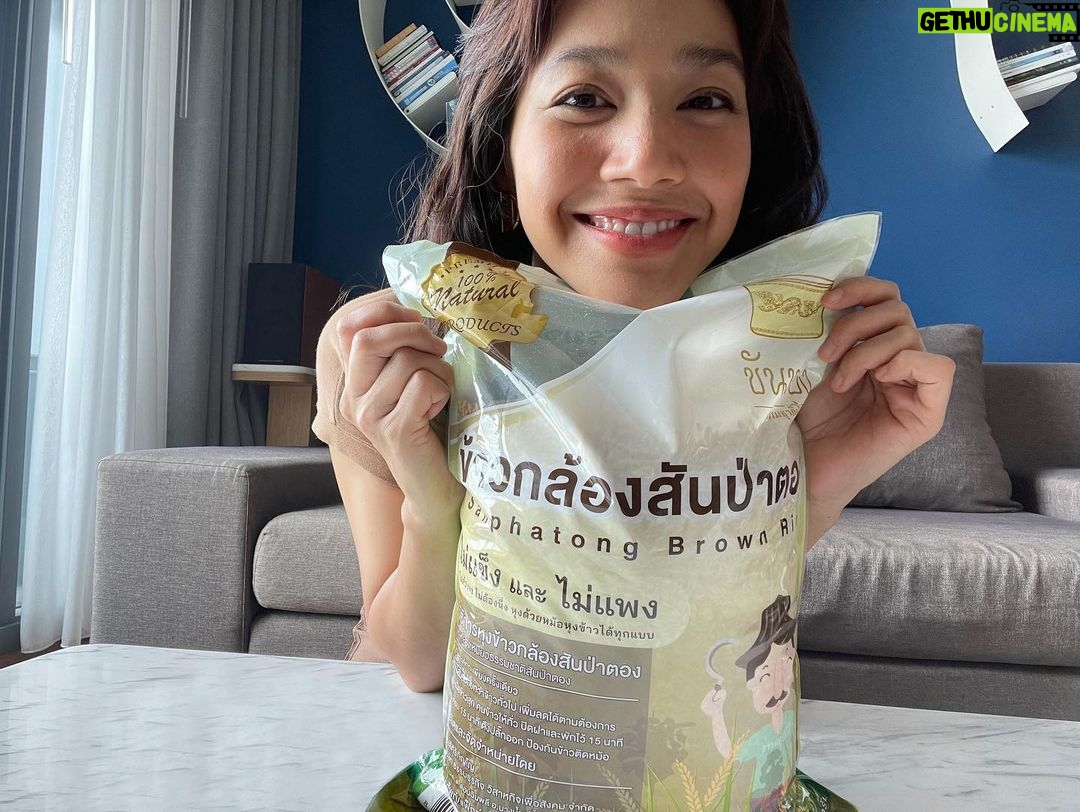 Siraphan Wattanajinda Instagram - อยู่ดี กินดี ใช้ดี และก็ยิ้มไปด้วยกัน 😊 นุ่นว่าจะเลือกของกิน ของใช้ในชีวิตประจำวันทั้งที เราก็ควรเลือกสิ่งที่ดี มีประโยชน์ทั้งต่อตัวเรา และตอบความเป็นเราได้มากที่สุด และน่าจะดีกว่าไหมคะ ถ้าสิ่งที่นั้นจะสามารถส่งต่อความดีให้สังคมและสิ่งแวดล้อมไปด้วย อยากชวนมาลองเลือกช้อปสินค้าเข้าบ้าน หรือสินค้าเกร๋ๆ ที่จะทำให้ยิ้มไปด้วยกันค่ะ อยู่บ้านก็ช้อปได้ . อย่างนุ่นเลือกทานข้าวกล้องสันป่าตอง ตราขันทอง จากร้าน thamturakit . ตามด้วยขนมจิบน้ำชายามบ่าย ด้วยคุกกี้อร่อยๆจาก Giftset ดอยตุง ชุดกระเป๋าของขวัญ จากร้าน doitung_official . และเลือกของให้เข้ากับ lifestyle กับกระเป๋าสานเสื่อกระจูดทั้งแบบทรงกลม และแบบครัช เผื่อไปทำงานหรือออกไปเที่ยวกับสามี จากร้าน Kajood Shop . มันดีย์ ทั้งของก็ดีและราคาก็ดีงาม เพราะตอนนี้ ก.ล.ต ครบรอบ 30 ปี จับมือ สสว. ชวนช้อป ชวนใช้ สินค้าดีมีคุณภาพ ทั้งอาหาร ของใช้ เสื้อผ้า สินค้าเพื่อสังคมและสินค้าเพื่อสิ่งแวดล้อม กว่า 300 ร้านค้า บน Shopee พร้อมโค้ดส่วนลด 15% วันนี้ - 14 มิ.ย. 2565 ไปช้อปกันเลยที่ Shopee.co.th/sec #กลต #สสว #SEC #OSMEP #ชวนช้อปชวนใช้ #shopee #โค้ดส่วนลด #ช้อปปิ้งออนไลน์ #shopping #ครบรอบ30ปีกลต #onlinemarketplace