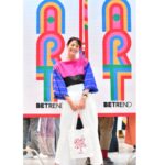 Siraphan Wattanajinda Instagram - Art ตัวแม่ 😎 . ปลุกความคิดสร้างสรรค์ ปลุกต่อมความ Art ผ่านไอเทมสินค้าอินเทรนด์สุดอาร์ต ที่ BeTrend Art Station ทั้งอุปกรณ์ศิลปะ เครื่องเขียน อุปกรณ์สำนักงาน แก็ดเจ็ต หนังสือ จะของขวัญหรือของรักษ์โลกก็มีน้าาาา 🍀 และพบกับไอเทมสุดเอ็กซ์คลูซีฟ กระเป๋าผ้าสุดอินเทรนด์ลิมิเต็ด อิดิชั่น สุดพิเศษที่ไม่เหมือนใคร “BeTrend x Aum Sorravis” ในราคาเพียง 190 บาท (จำนวนจำกัด) . ตั้งแต่วันที่ 22 เมษายน - 19 มิถุนายน 2565 ที่แผนก BeTrend เดอะมอลล์ และเดอะมอลล์ไลฟ์สโตร์ทุกสาขา, เอ็มโพเรียม และพารากอน ดีพาร์ทเม้นท์สโตร์ หรือช้อปผ่าน MOnline.com/betrend . #ArtStation2022 #BeTrendxSorravis #BeTrendthailand #TheMallThailand #TheMallLifeStore #Emporium #Paragon