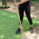 Siraphan Wattanajinda Instagram – ไม้กวาดแสนดี 💚
.
ดีต่อวัด… ลานวัดสะอาด น่าเดิน น่ามอง แถมเป็นหนึ่งในอุปกรณ์ในการฝึกสมาธิได้ด้วย 
.
ดีต่อโลก… ทำมาจากหลอดพลาสติกดูดน้ำ reuse  และยืดอายุการใช้งานให้นานขึ้นอีกหน่อย ก่อนจะส่งกลับสู่การ recycle 
.
ดีต่อชุมชน… สนับสนุนการมีรายได้เสริม ให้กับลุงป้าน้าอาในชุมชนให้มีเพิ่มขึ้น 
.
ดีต่อใจ ทั้งคนทำ คนใช้ คนรักษ์โลกเจ้า
.
วัดนี้ดี กราบบบบ 🙏😊 วัดจากแดง