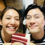 Siraphan Wattanajinda Instagram - เมื่อก่อนเคยมีความคิดว่า ชีวิตคู่ก็คือคนสองคนที่มาอยู่ด้วยกัน พอเวลาผ่านไป สิ่งที่เป็นจริงๆ ก็คือไม่ได้มีแค่นุ่นกับท็อปเท่านั้น แต่เป็นครอบครัวของนุ่นและครอบครัวของท็อปที่จู่ๆก็กลายมาเป็นครอบครัวใหญ่ของเรา . ตอนแรกก็คิดแค่ว่าพ่อแม่สามีก็คือพ่อแม่ของสามีที่เราก็ต้องรักแล้วก็ต้องเคารพแหล่ะ แต่มาวันนี้มันไม่ใช่แล้ว กลายมาเป็นว่า ท่านคือคนในครอบครัวของเราจริงๆ ที่แบ่งปันความสุข ความทุกข์ การแชร์ช่วงเวลาที่ดีด้วยกัน พ่อกับแม่ของนุ่นก็เหมือนได้เพื่อนร่วมรุ่นเพิ่มขึ้นอีก 2 คนสนุกเม้าท์มอยกันไป และก็ไม่ได้มีแค่คุณพ่อคุณแม่พี่ท็อป ยังมีพี่-น้อง-หลานของพี่ท็อป ที่พร้อมจะ support เวลาที่เราท้อแท้ผิดหวัง แล้วก็พร้อมจะยินดีกับเราเวลาที่เรามีความสุข . กู๋ท็อปก็เหมือนกัน เธอก็กลายมาเป็นลูกรักของคุณนายแม่ เป็นลูกเขยที่คุณพ่อชื่นชม เป็นพี่เขยที่น้องแนวคิดถึง เป็นหลายเขยของน้าๆที่น่ารัก เป็นเพื่อนเขยที่อบอุ่นหล่อเหลาและให้เม้าท์ของเพื่อนๆนุ่นเสมอ . ขอบคุณครอบครัวของเราทั้งสองนะคะ ที่อยู่ด้วยกันมาตั้งแต่เริ่มต้นความสัมพันธ์ของนุ่นกับท็อป จนถึงวันนี้ ครบ 8 ปีที่เราแต่งงานก็ยังอยู่เป็นพยานความรักให้ . ขอบคุณที่เป็นพื้นที่ความอบอุ่นและพื้นที่ปลอดภัยของนุ่นกับท็อปเสมอนะคะ 💚💚💚