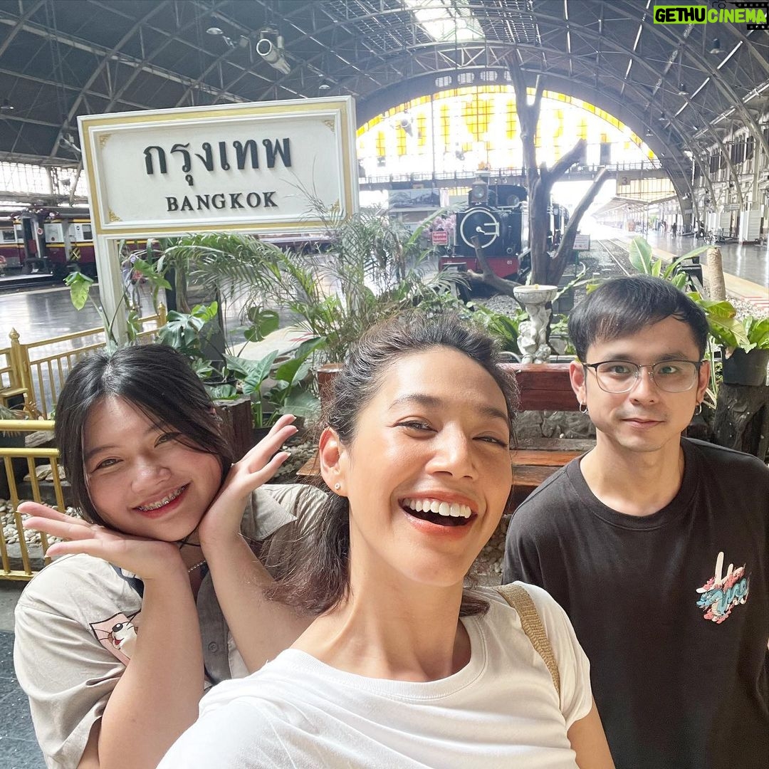 Siraphan Wattanajinda Instagram - 1 day with noon 💚 ชวนไปเที่ยวกับศิร เน้นหาของกิน เน้นเที่ยว ไม่เน้นงานนนน 🤣 . EP นี้จะชวนไป “รับน้องรถไฟ” ของมช. แถวหัวลำโพง แล้วไปหาของอร่อยๆแถวสามย่าน แล้วก็ลัดเลาะไปแถวย่านเก๋ๆ สู้ชีวิตน่าดู 😎 . ตามเข้าไปดูได้ที่ FB: Goodnoonday #onedaywithnoon #goodnoonday