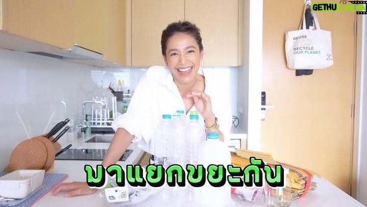 Siraphan Wattanajinda Instagram - ชวนนนนนไปแยกขยะกันค่ะ 🥰💚 . เพราะรู้ว่าการจัดการขยะ เป็นอีกวิธีสำคัญของการช่วยโลกได้อีกทาง ศิรก็เลย สร้างเอง แยกเอง ล้างเอง นักเลงพอ 😏 และเพื่อให้การลงแรงของศิรได้ประโยชน์สูงสุด แต่ก็ยังง่ายในการทำต่อ ก็เลยมุ่งหน้าไปที่ Recycle Collection Center โครงการจาก Siam Piwat 360 Waste Journey to Zero Waste . ที่นี่เค้าได้จัดให้มีการแยกขยะไว้ถึง 8 ประเภท ไม่ว่าจะเป็น กระดาษ แก้ว เหล็ก/อลูมิเนียม พลาสติกแข็ง พลาสติกยืด พลาสติกซอง ขวดพลาสติกใส และกล่องบรรจุภัณฑ์ ขยะเหล่านี้จะถูกนำไปรีไซเคิลต่อหรือบางส่วนก็ต่อยอดไปสร้างผลิตภัณฑ์ใหม่ๆเพื่อเพิ่มมูลค่าต่อได้อีก แถมมาฝาก”ขยะที่คัดแยกและทำความสะอาดแล้ว” ไว้กับที่นี่ ก็ยังได้รับ VIZ Coins อีก และที่สำคัญเนื่องในวันสิ่งแวดล้อมโลก สยามพิวรรธน์เค้าให้ VIZ Coins × 2 ไปเลย สามารถนำไปแลกใช้สิทธิประโยชน์ผ่าน ONESIAM SuperApp ตั้งแต่วันที่ 1 - 30 มิถุนายน 2566 นี้ ทั้งหมดเนี่ยคือโครงการดีๆจากสยามพิวรรธน์ค่ะ 🥰 . เรื่องรักษ์โลก เราทำได้ทุกวันจริงๆน้าาาา อยากจะทำอะไรก็ได้ จะลดการใช้ จะแยกขยะ จะลองเปลี่ยนวิถีชีวิตเป็นชาวกรีนดูบ้าง จะกินคลีน กินผัก กินเนื้อ กินชาบู ก็หาเรื่องทำเพื่อโลกได้ทั้งนั้น สำคัญอยู่ที่ มาเริ่ม มาทำกันกันเถอะค่ะ 💚 . #SiamPiwat #OneSiam #SiamParagon #SiamPiwatSustainability #SiamPiwat360WasteJourneytoZeroWste #RecycleCollectionCenter #WorldEnivonmentDay2023 #recyclecollectioncenter