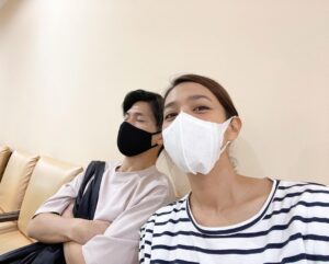 Siraphan Wattanajinda Instagram - ของขวัญปิดกล้อง คุณพี่เค้าพามาเดท 
.
ปิดกล้องปุ๊บ พามาตรวจสุขภาพปั๊บ  ตรวจตั้งแต่หัวจรดเท้า เราจะได้มีสุขภาพดี อยู่ด้วยกันไปนานๆ ( อันนี้คุณพี่ไม่ได้บอก อิฉันมโนเองค่ะ 🤣)
.
สงสัยตื่นเช้าเกิน คู่เดทเค้าหลับไปแล้วค่ะคุณหมอ 🤣🤣