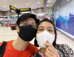 Siraphan Wattanajinda Instagram - มีป้อจายมาส่งปิ๊กบ้านนนน 😍
.
เจอกันปีหน้าน้าาาากู๋ท็อป 🥰
.
@toppipat  อย่าให้รู้นะว่าหนีเที่ยว สายสืบฉันเยอะนะ 😏😂