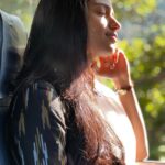 Siri Ravikumar Instagram - Prerna enjoying the light, and the love you are showering on her ☺️ Thank you! Swathi muttina maLe haniye in the theatres near you! 🤗 . PC - @rajbshetty 🤍