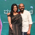 Siri Ravikumar Instagram - Swati Muttina MaLe Haniye trailer launch! How badly I've waited for this day🥲 Thank you @rajbshetty ❤️ And thank you @applebox.studios and #Ramya Thank you all for the love you have shown after watching the trailer! 24 th it is! 🤩 . Make up - @makeupbyabhilasha Hair Stylist - @harshasingh512 PC - @vageeshkanth Wearing my mother's saree ❤️