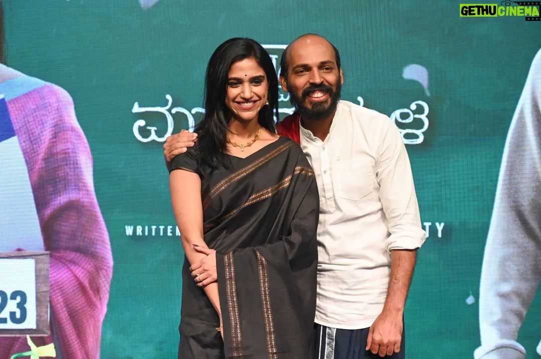 Siri Ravikumar Instagram - Swati Muttina MaLe Haniye trailer launch! How badly I've waited for this day🥲 Thank you @rajbshetty ❤️ And thank you @applebox.studios and #Ramya Thank you all for the love you have shown after watching the trailer! 24 th it is! 🤩 . Make up - @makeupbyabhilasha Hair Stylist - @harshasingh512 PC - @vageeshkanth Wearing my mother's saree ❤️