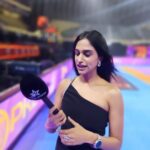 Siri Ravikumar Instagram - Doing a show from the stadium, standing on the mat for the first time. What a match it was! Pro kabaddi league season 10, yayy we made Bengaluru Bulls win last night 😁 PC - @sumeshgoni