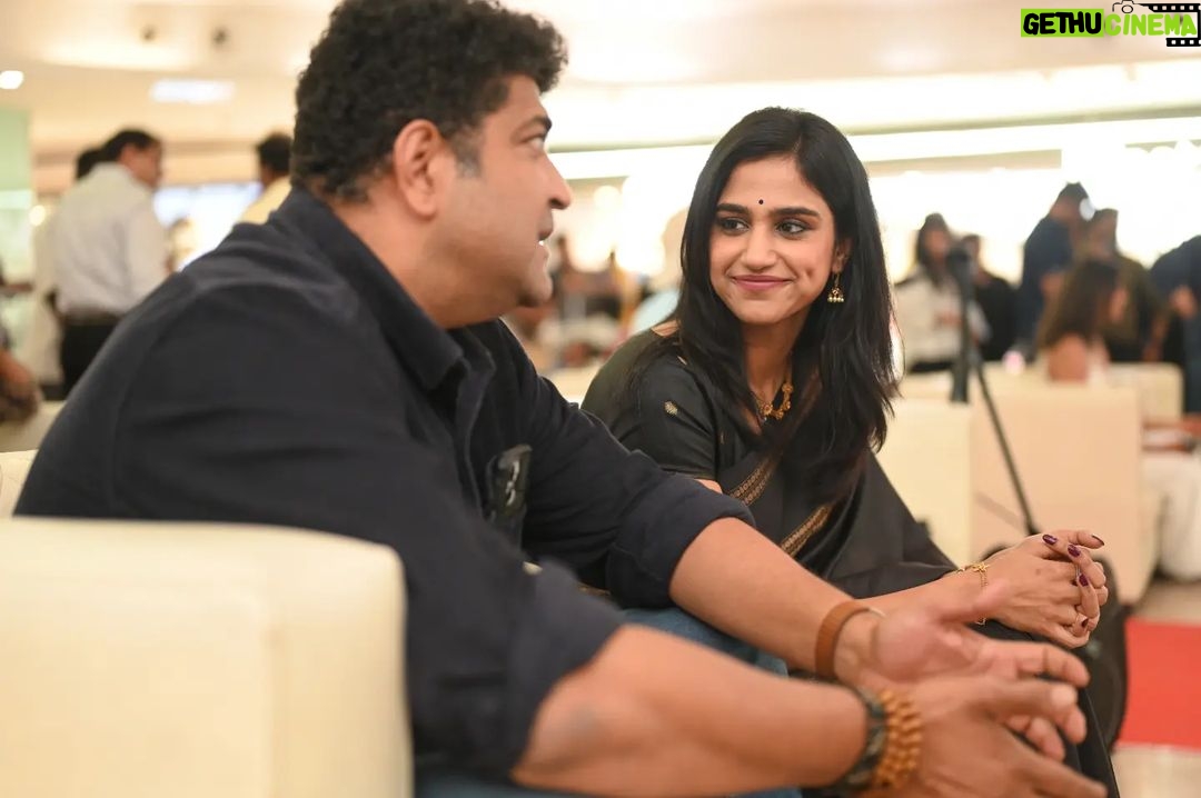Siri Ravikumar Instagram - And the team 🥺 not everybody is here, but you all have done a fantastic job, can't wait for everyone to see your work! Love you all! . @applebox.studios @lighterbuddhafilms . Make up - @makeupbyabhilasha Hair Stylist - @harshasingh512 PC - @vageeshkanth Wearing my mother's saree ❤️