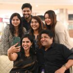 Siri Ravikumar Instagram - And the team 🥺 not everybody is here, but you all have done a fantastic job, can't wait for everyone to see your work! Love you all! . @applebox.studios @lighterbuddhafilms . Make up - @makeupbyabhilasha Hair Stylist - @harshasingh512 PC - @vageeshkanth Wearing my mother's saree ❤️