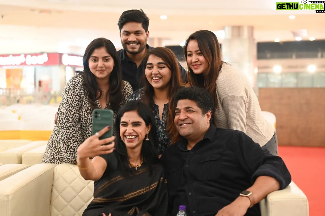 Siri Ravikumar Instagram - And the team 🥺 not everybody is here, but you all have done a fantastic job, can't wait for everyone to see your work! Love you all! . @applebox.studios @lighterbuddhafilms . Make up - @makeupbyabhilasha Hair Stylist - @harshasingh512 PC - @vageeshkanth Wearing my mother's saree ❤️