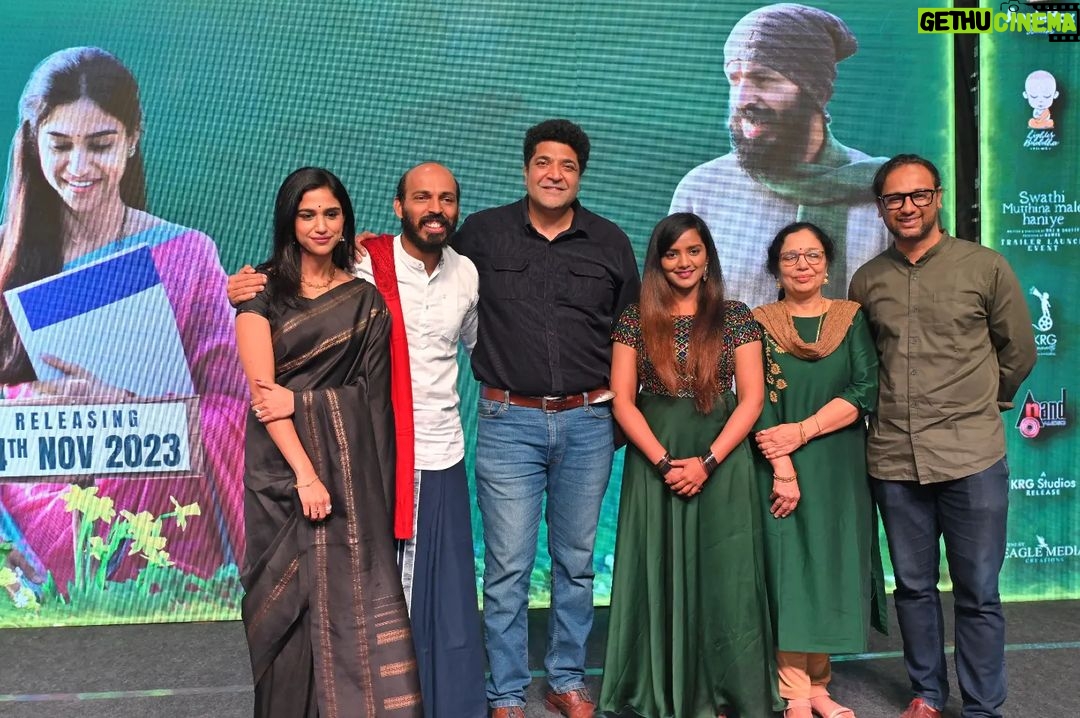 Siri Ravikumar Instagram - And the team 🥺 not everybody is here, but you all have done a fantastic job, can't wait for everyone to see your work! Love you all! . @applebox.studios @lighterbuddhafilms . Make up - @makeupbyabhilasha Hair Stylist - @harshasingh512 PC - @vageeshkanth Wearing my mother's saree ❤️