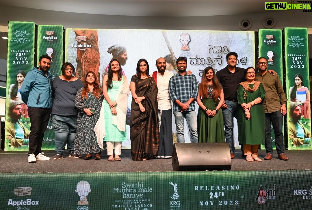 Siri Ravikumar Instagram - And the team 🥺 not everybody is here, but you all have done a fantastic job, can't wait for everyone to see your work! Love you all! . @applebox.studios @lighterbuddhafilms . Make up - @makeupbyabhilasha Hair Stylist - @harshasingh512 PC - @vageeshkanth Wearing my mother's saree ❤️