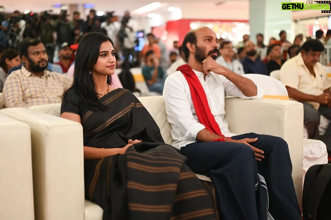 Siri Ravikumar Instagram - Swati Muttina MaLe Haniye trailer launch! How badly I've waited for this day🥲 Thank you @rajbshetty ❤️ And thank you @applebox.studios and #Ramya Thank you all for the love you have shown after watching the trailer! 24 th it is! 🤩 . Make up - @makeupbyabhilasha Hair Stylist - @harshasingh512 PC - @vageeshkanth Wearing my mother's saree ❤️