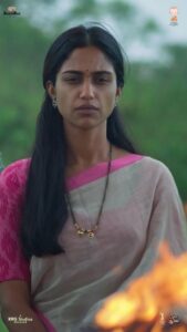 Siri Ravikumar Instagram - Have you watched the beautiful trailer of Swathi Mutthina Male Haniye yet? Trailer Out Now on Anand Audio YouTube Channel #SMMHonNovember24 See You At The Movies 🍿 divyaspandana @rajbshetty @siriiravikumar @applebox.studios @lighterbuddhafilms #PraveenShriyan @midhunmuku @sync.cinema @balajimanohar @suryavasishta @rekhakudlig @jp.tuminad @snehassharma @gopalkrishna_dhruv karthik_krg @yogigraj @kabilanchelliah @sunayanasuresh @aanandaaudio @krgconnects @krgstudios