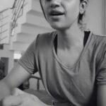 Siri Ravikumar Instagram - Singing makes everything seem easy, even peeling garlic, yes 😀 . Humming another favourite tune by V. Harikrishna sir beautifully written by Jayant Kaikini sir! . #silhouettesangeeta