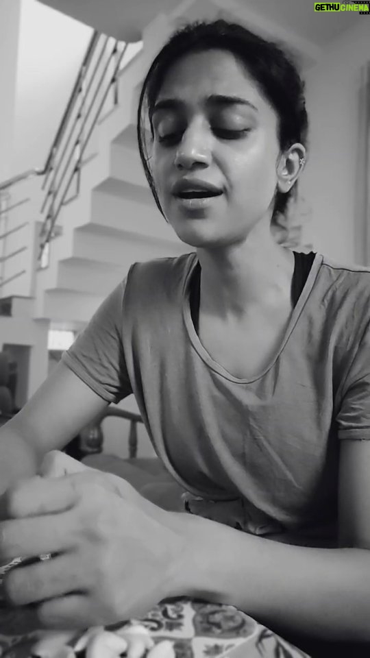 Siri Ravikumar Instagram - Singing makes everything seem easy, even peeling garlic, yes 😀 . Humming another favourite tune by V. Harikrishna sir beautifully written by Jayant Kaikini sir! . #silhouettesangeeta