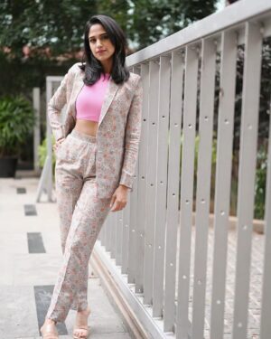 Siri Ravikumar Instagram - Long time no see...🙃
.
Outfit @harshithareddy_stylebook 
Make up @makeupandhairbysrilex 
Shot by @vageeshkanth 
.
Special special mention to @thehithaceee for helping me out 😘 you're the best