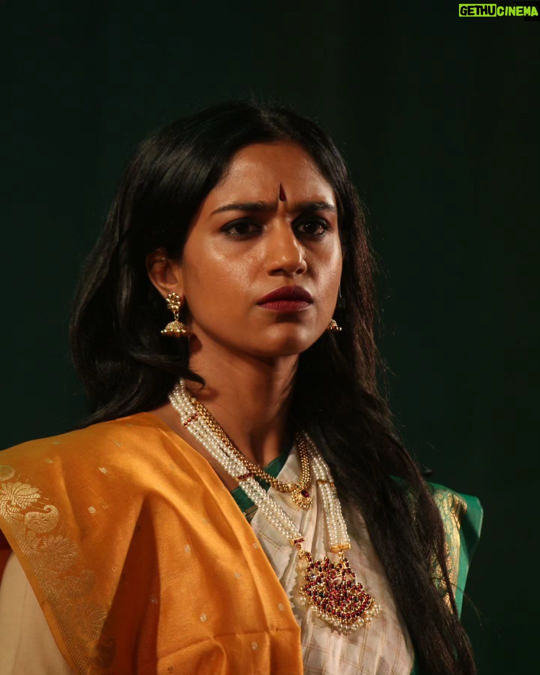 Siri Ravikumar Instagram - Day 1 of Parva, what an experience it was! To have Dr. SL Bhyrappa watch us perform, amazing feeling... Three more shows remaining. Come watch us perform at Chowdiah Memorial hall 20th, 21st and 22nd π