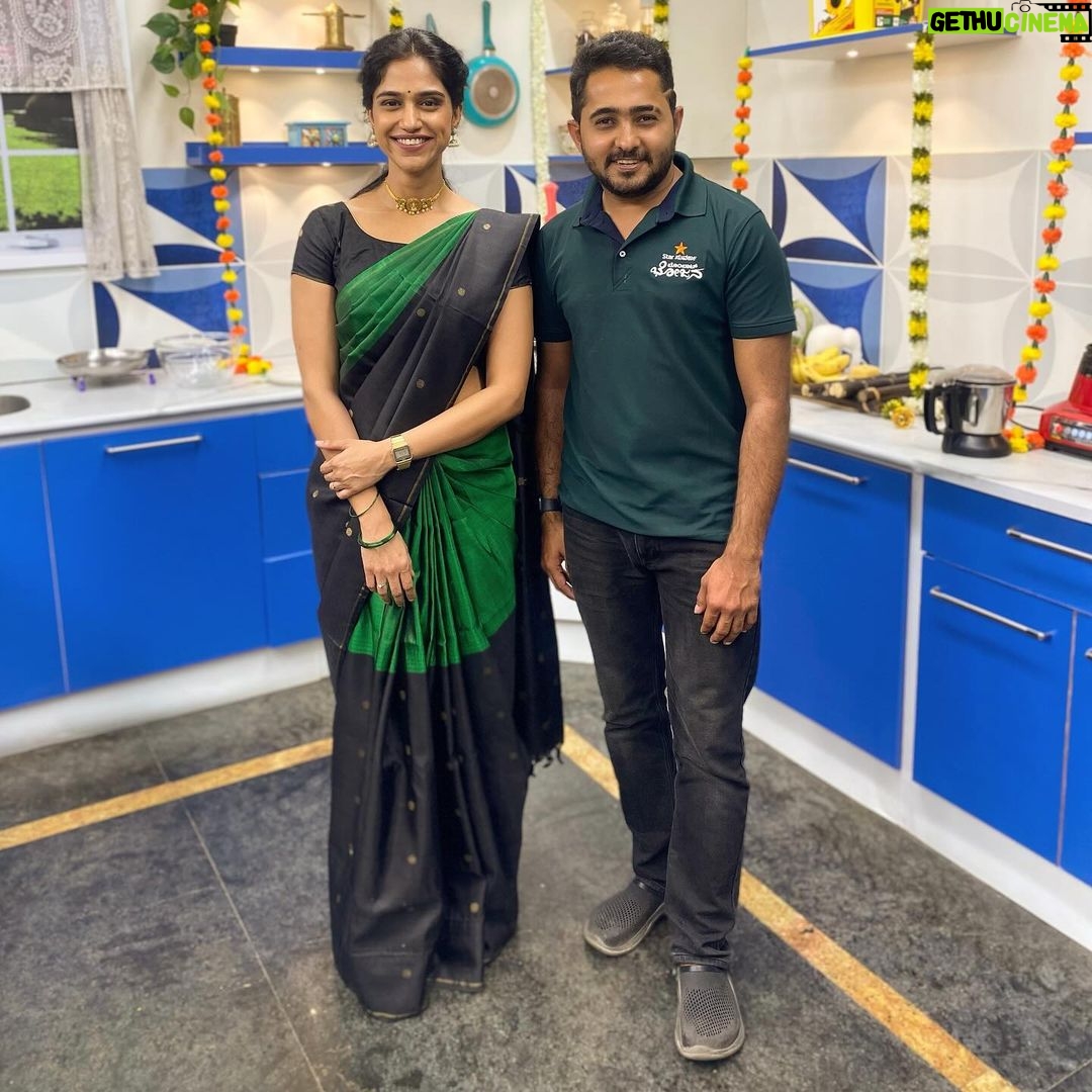 Siri Ravikumar Instagram - Wishing my dearest & favourite person @siriiravikumar all the best for her new movie @bachelorparty_movie which is releasing on 26th January 2024 Friday at your nearest theatre ! Please watch the movie and I’m pretty sure that you will have a wonderful time! “Warning song” which is now trending all over YouTube & on different platforms. 🤩 May the movie be a blockbuster hit ! It was so nice to meet you at the sets of @starsuvarna @bombaatbhojana ! #tharleashish #sihikahichandru #starsuvarna #bombaatbhojana #bombattbhojana #movie #kannadamovies #kfi Namma Bengaluru